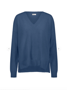 Cotton/Cashmere V Neck Oversized Pullover | Harbour Blue + Camel-Sea Biscuit Del Mar